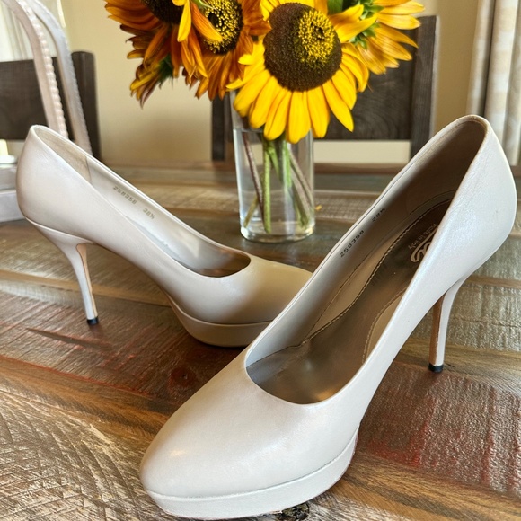 🍾💟🥂AUTHENTIC GUCCI Leather Platform tan/cream Pumps - Great Condition!🍾🥂 - Picture 14 of 16